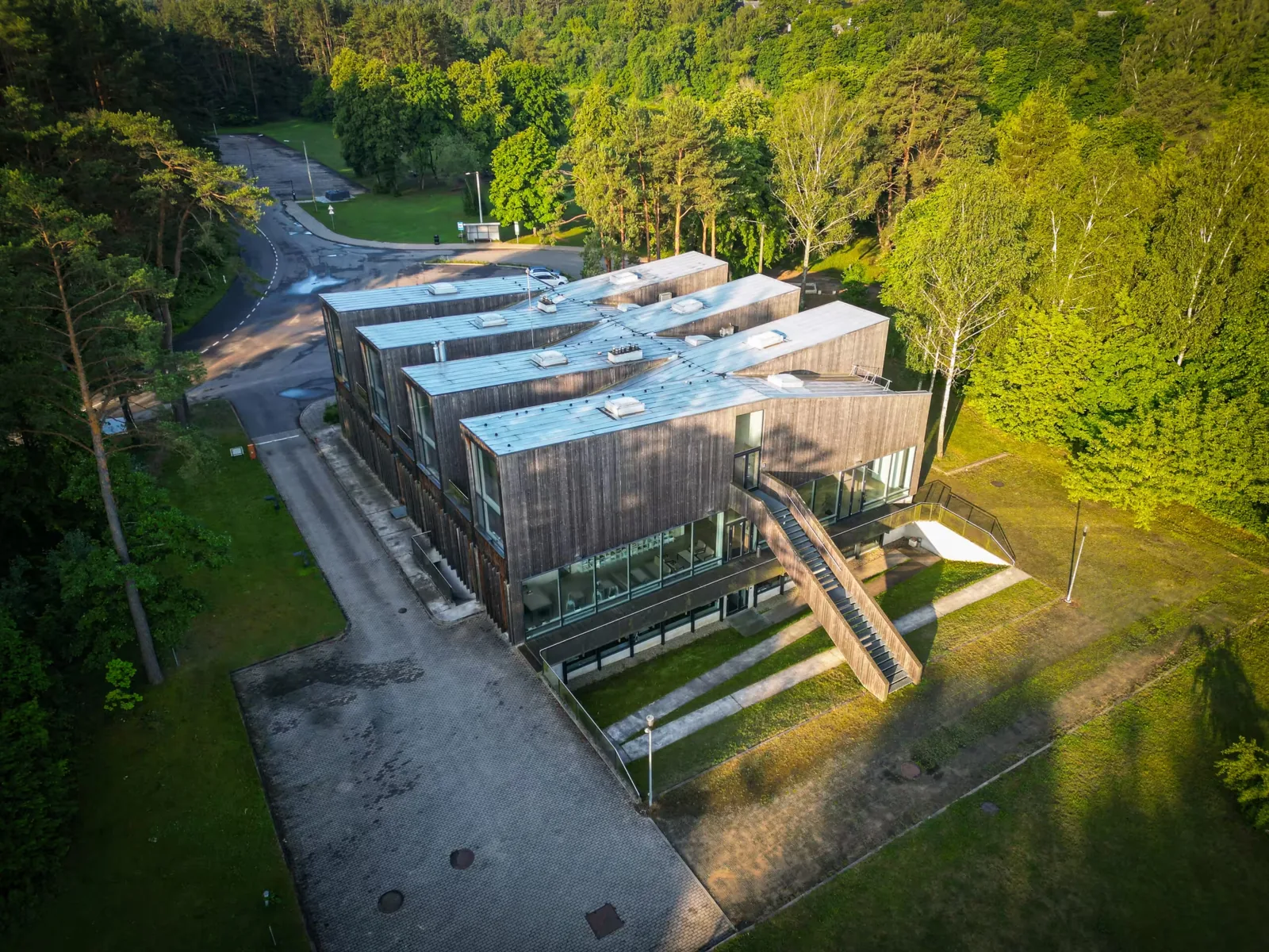 Tech Arts – Pastatas ir jį supanti žaluma
