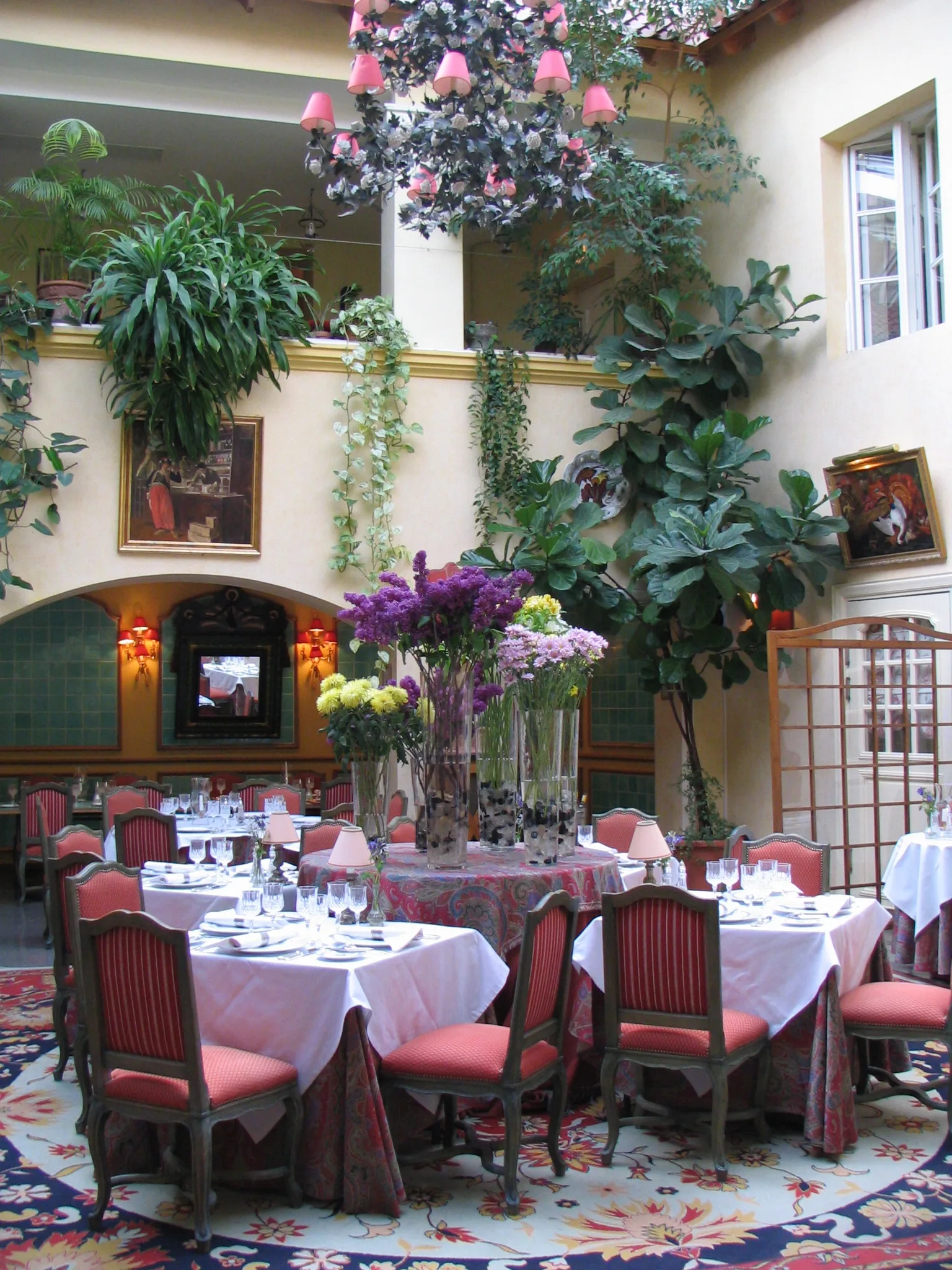 Wnętrze luksusowego hotelu z restauracją