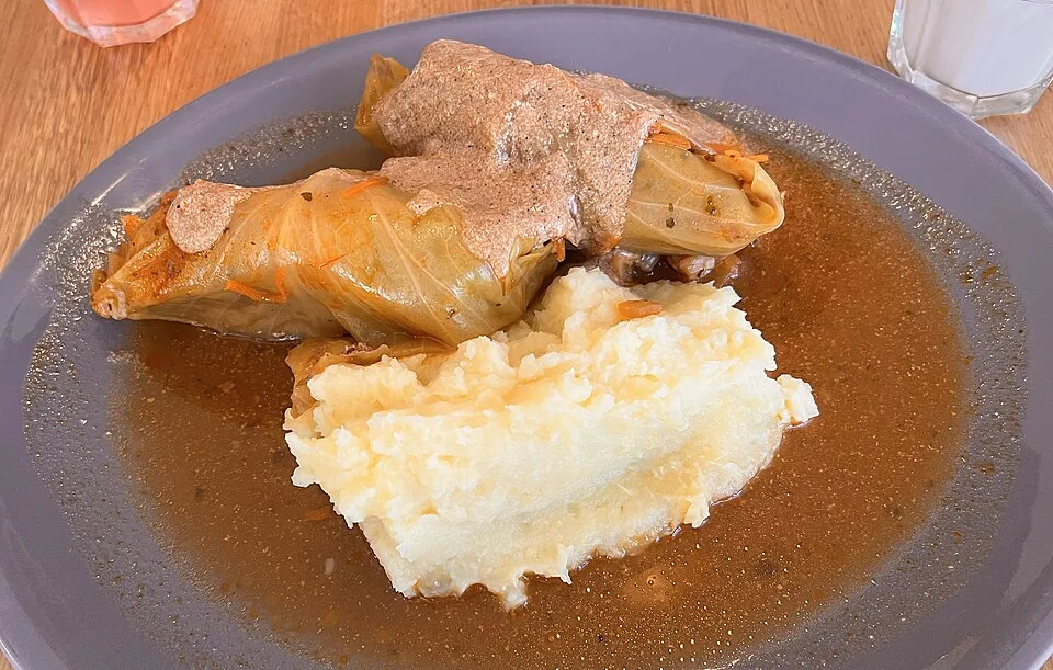Balandėliai – roulés de viande enveloppés dans des feuilles de chou avec sauce