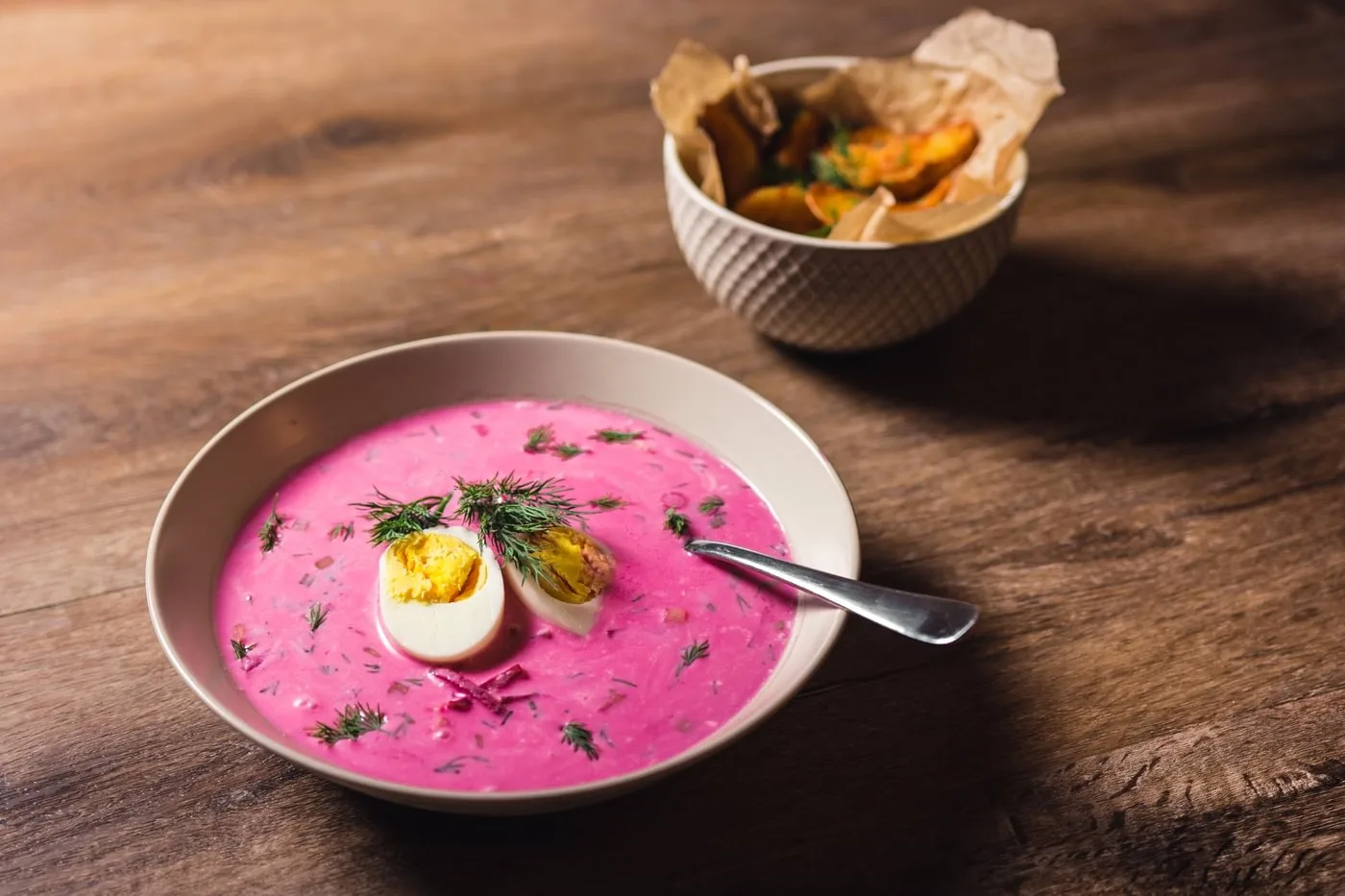 Šaltibarščiai – soupe froide de betterave rose avec un œuf