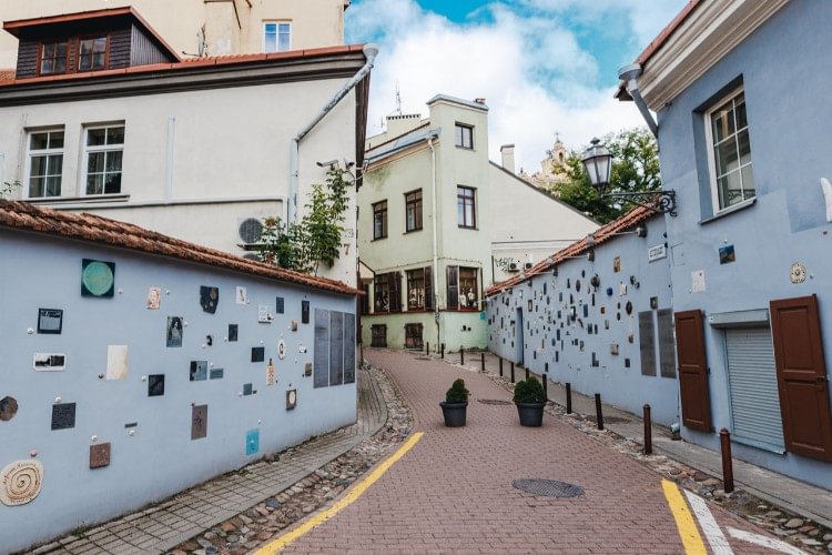Literatų gatvė Vilniuje — siena su meno kūriniais skirta rašytojams ir poetams