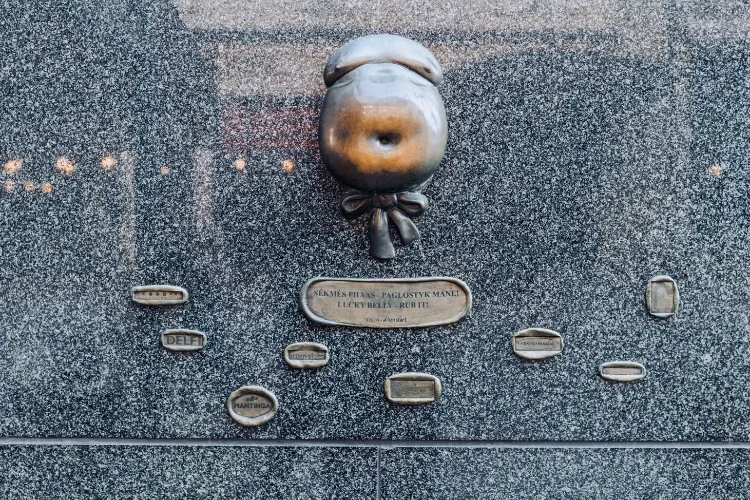 Sėkmės pilvas Lucky Belly skulptūra Vilniaus gatvėje
