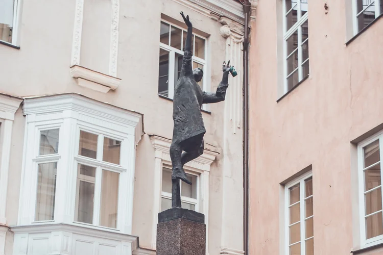 Žibintininko skulptūra Šv. Jono gatvėje Vilniuje