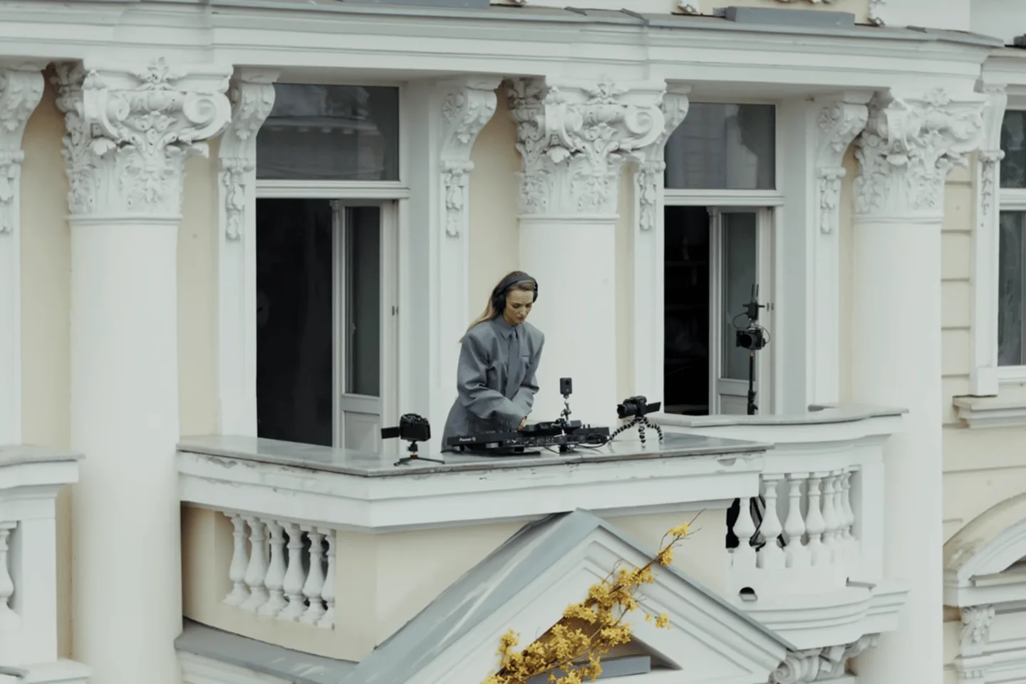 Vilniaus balkonas, kuris sustabdė laiką: Simona Burbaitė surengė DJ setą su senamiesčio panorama | VisitVilnius.lt