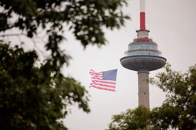 Ant Vilniaus televizijos bokšto suplevėsavo rekordinė JAV vėliava | VisitVilnius.lt