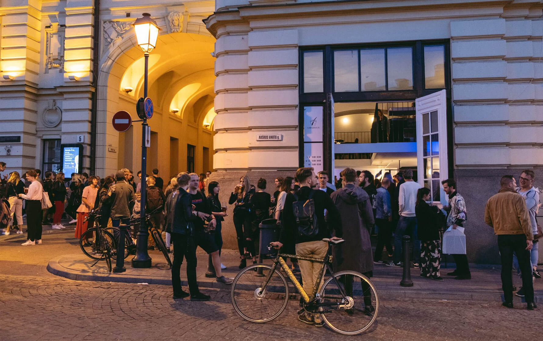 Vie Nocturne à Vilnius : Le Guide Ultime des Meilleurs Bars (Bière Artisanale, Cocktails & Rooftops)