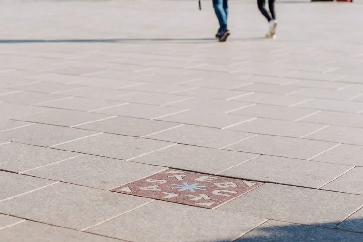 "Miracle" Tile – Sehenswürdigkeit in Vilnius — photo 2