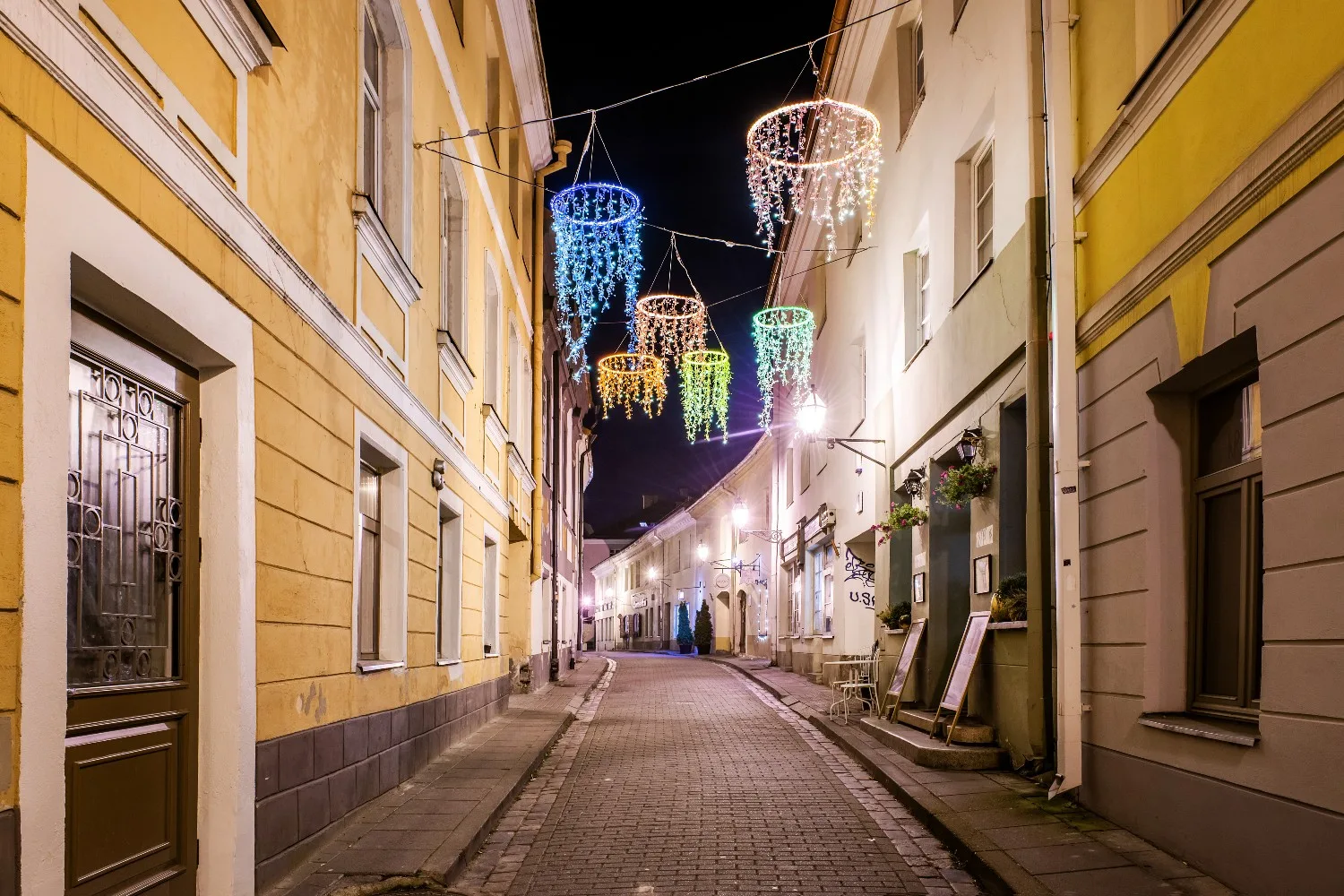 Stiklo kvartalo vakaro nuotaika Vilniaus senamiestyje