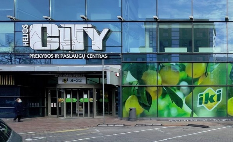 Eingang und Glasfassade des Helios-City-Komplexes