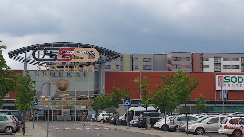 Fasada sklepu Senukai z wejściem i parkingiem