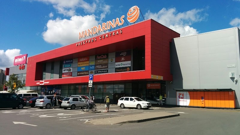Fassade des Einkaufszentrums Mandarinas mit Eingang und Parkplatz