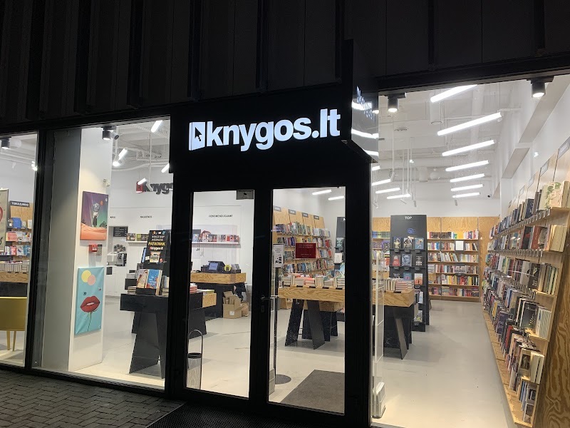 Enseigne Knygos.lt sur une façade de librairie et entrée vitrée