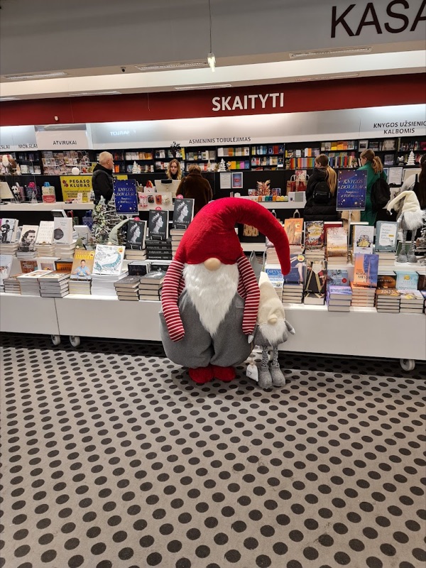 Buchhandlungsinterieur mit Büchern und saisonaler Dekoration