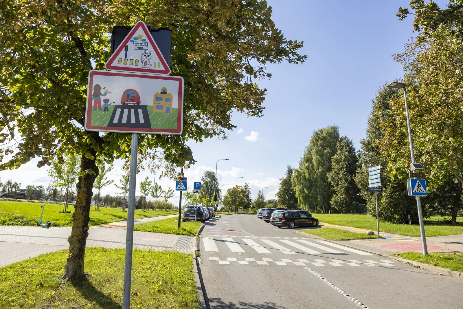 Naujasis kelio ženklas prie pėsčiųjų perėjos Medeinos gatvėje