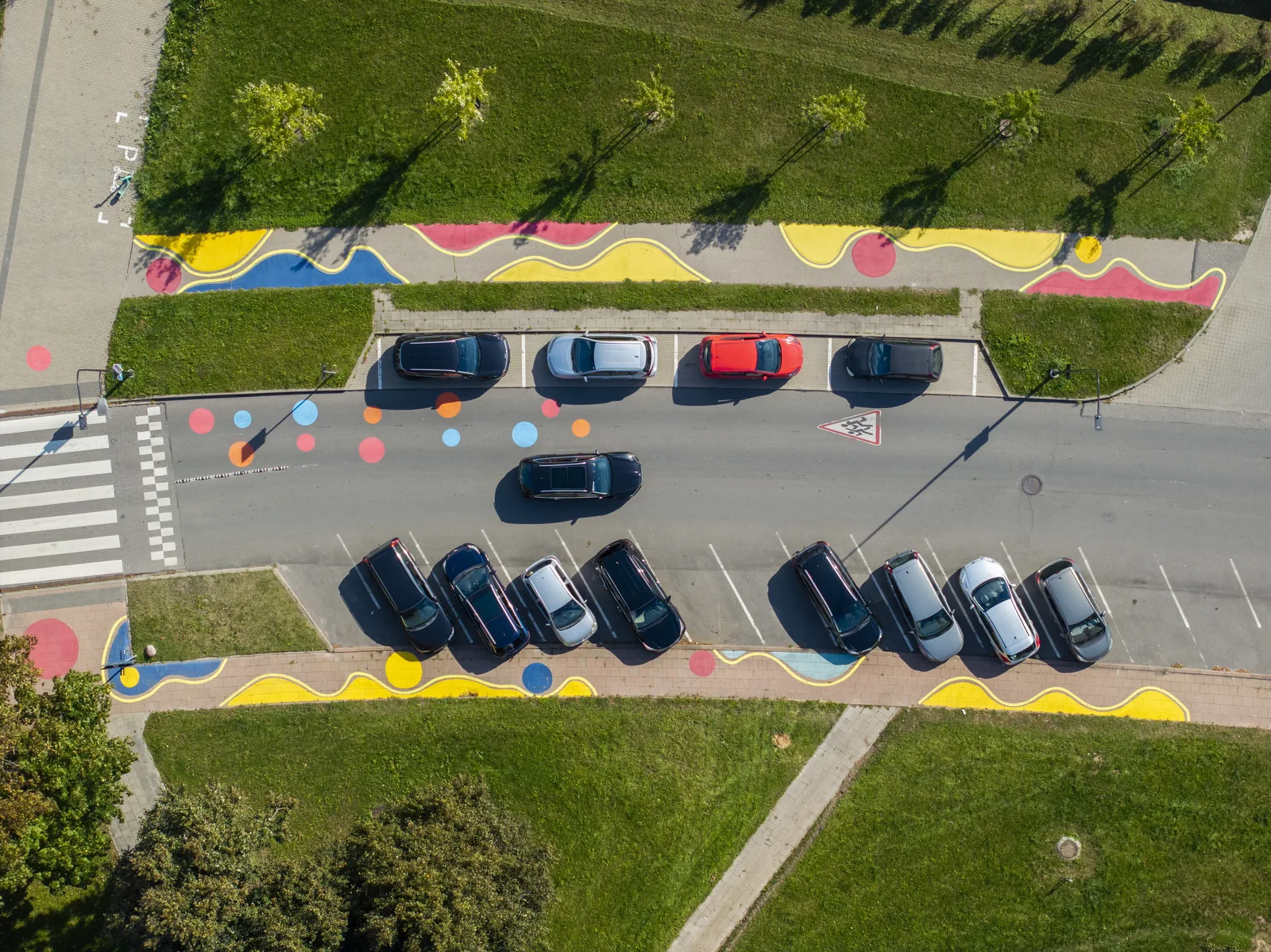 Medeinos gatvės aikštelė ir spalvoti apskritimai prieš perėją iš paukščio skrydžio