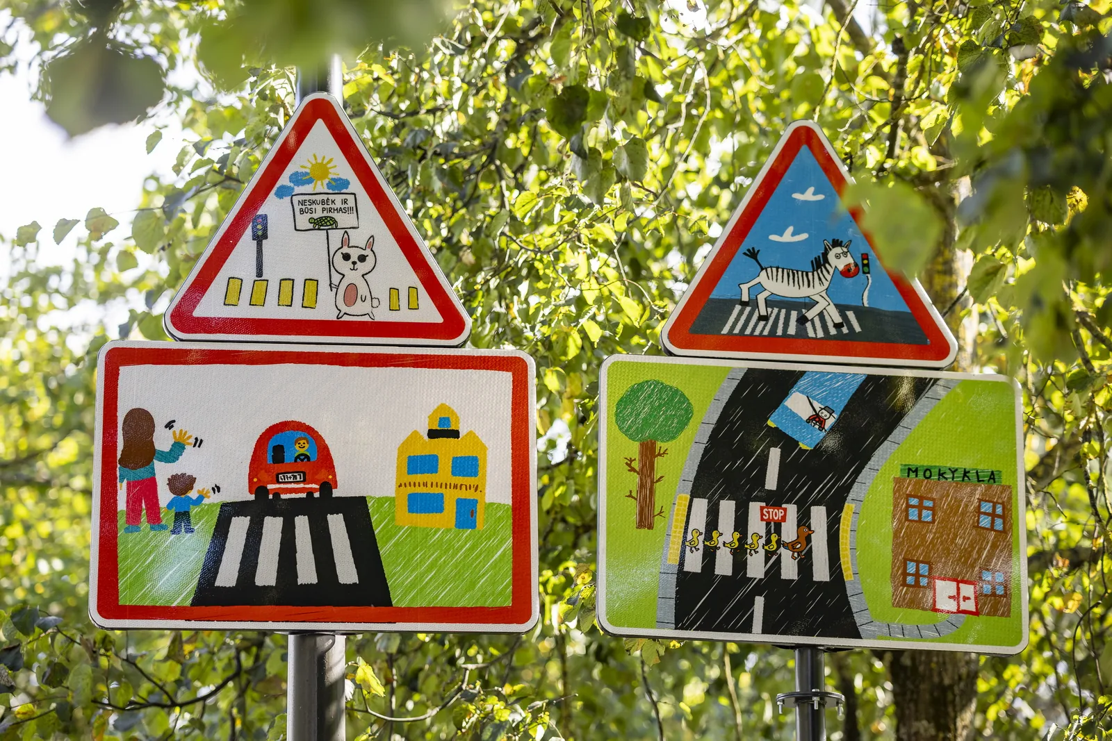 Pašilaičiuose atsirado vaikų sukurti kelio ženklai