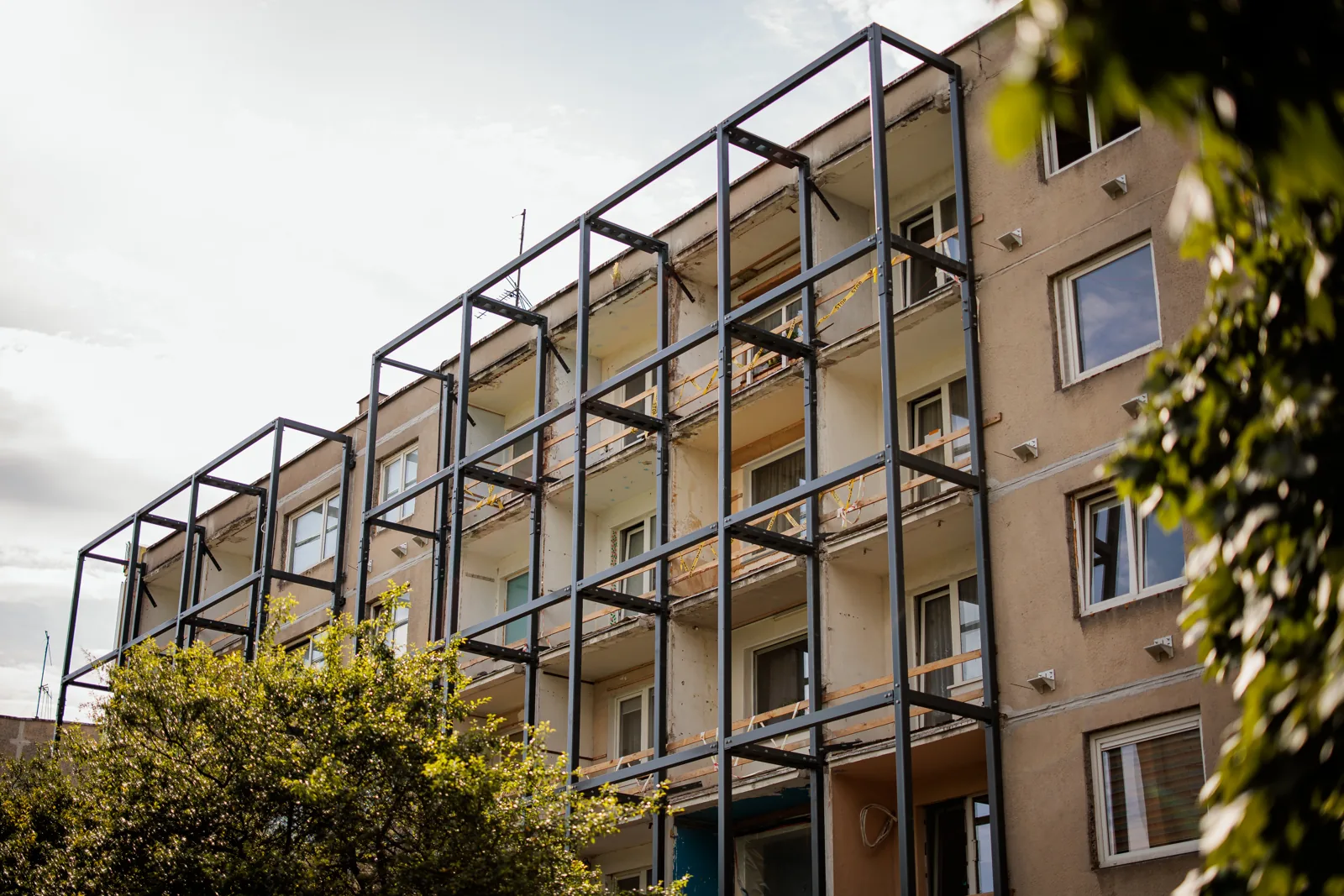 Vilniuje daugiabutį renovuoja nauju būdu – viena siena atnaujinta per dvi dienas | VisitVilnius.lt