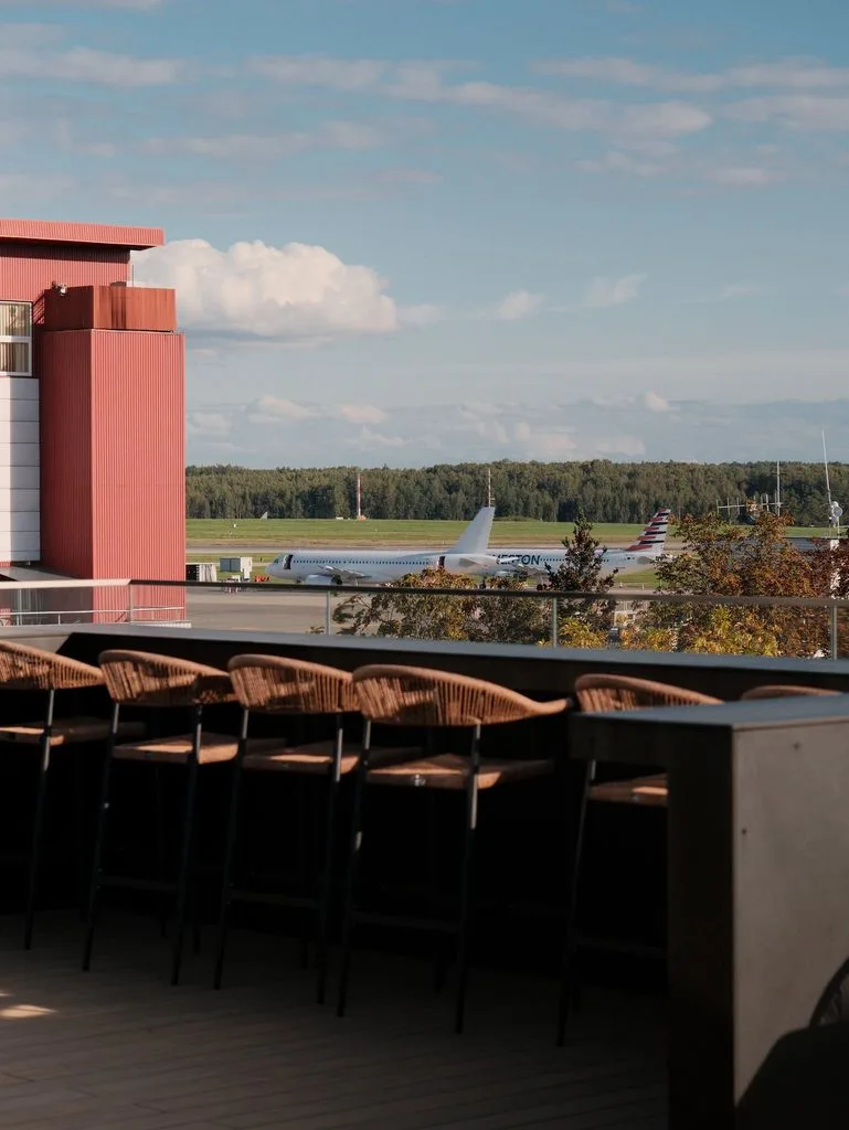 AIRINN stogo terasa ir Vilniaus oro uosto vaizdas, 3 nuotrauka