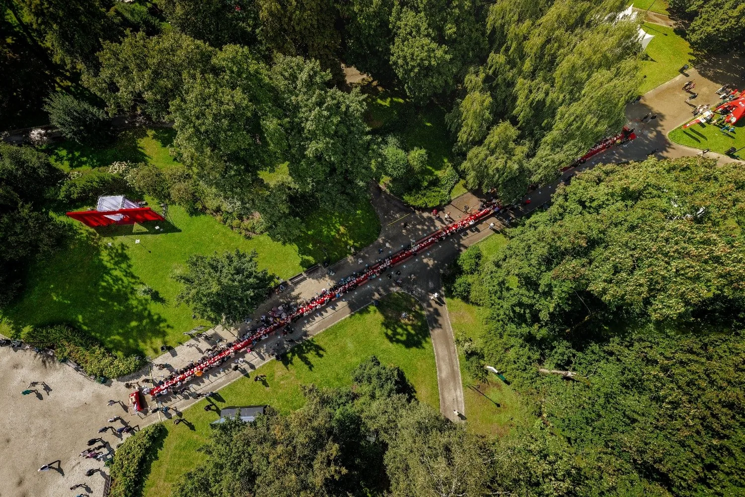 100 metrų ilgio stalas Bernardinų sode iš paukščio skrydžio