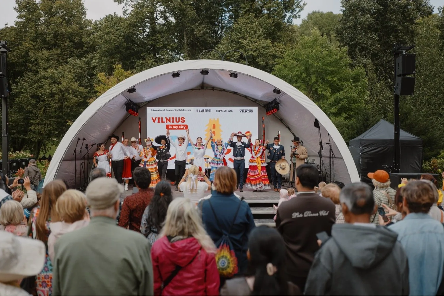 Tautinių šokių pasirodymas šventės „Vilnius Is My City“ scenoje Bernardinų sode