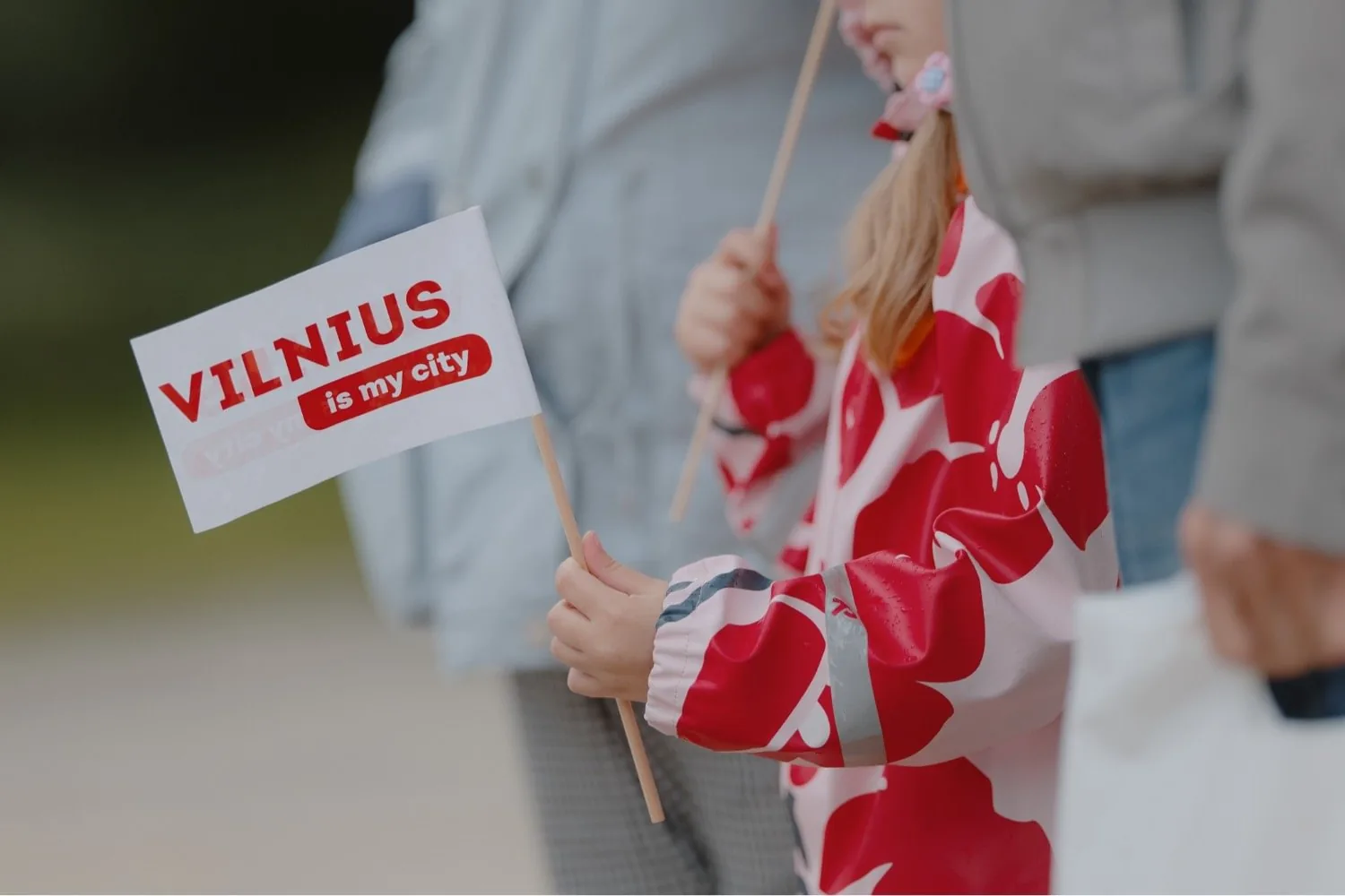 Vaikas su vėliavėle „Vilnius is my city“