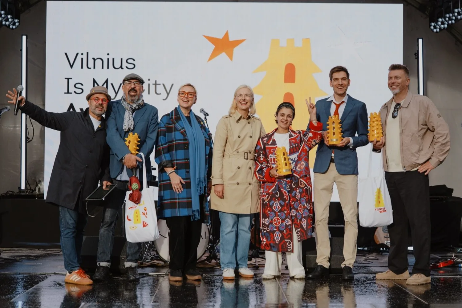 Pirmųjų „Vilnius Is My City Awards“ laureatai ir organizatoriai scenoje